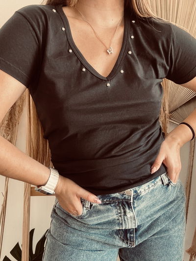 Remera con tachas en escote 
