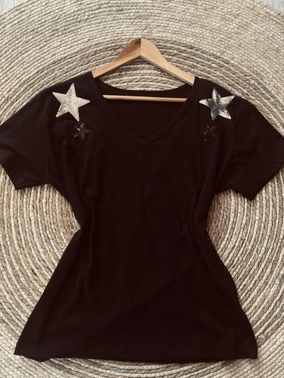 Remera con apliques de estrellas