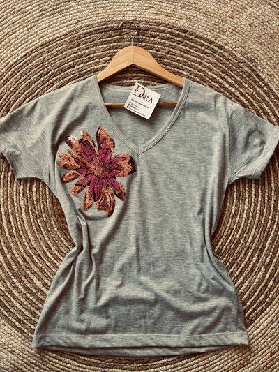Remera con aplique de flor