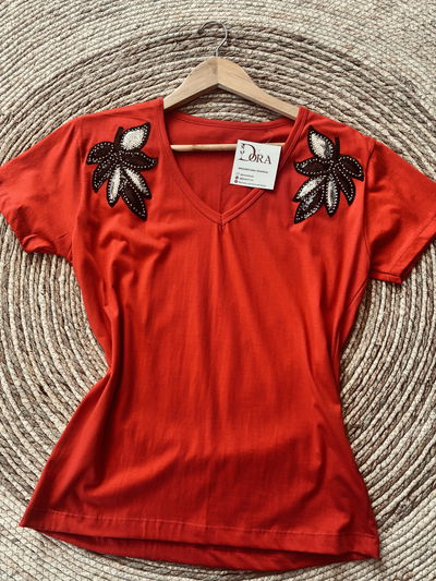 Remera con apliques de hojas