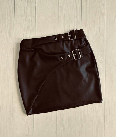 Pollera ecocuero con hebillas