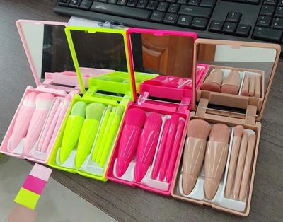 SET DE BROCHAS X5 CON ESTUCHE Y ESPEJO