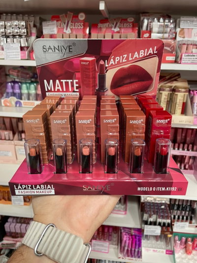 Labial en barra Fashion Makeup - Saniye (MEDIA CAJA/CAJA ENTERA)