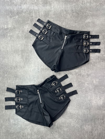 Short engomado con hebillas 