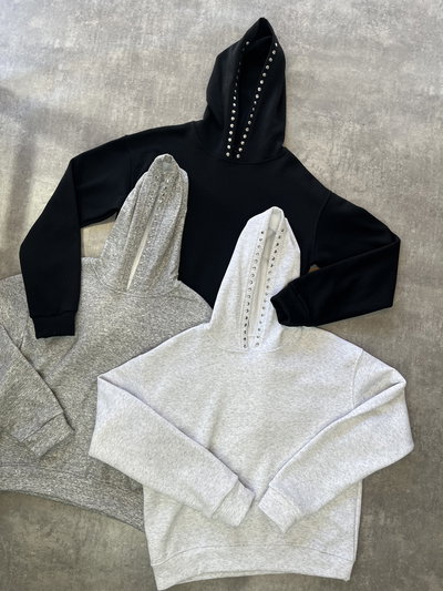 Buzos con capucha y tachas