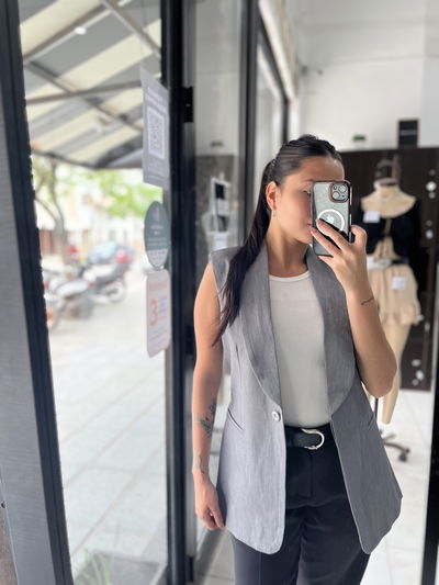 CHALECO CON HOMBRERAS GRIS