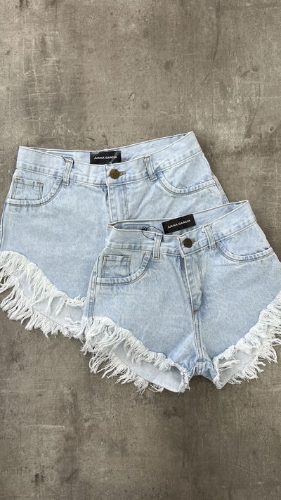 Short de jeans desflecado