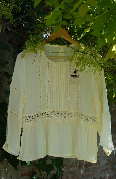 BLUSA CON PUNTILLA CALADA (art. 579)