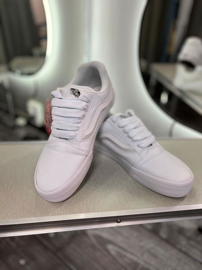 VANS KNU