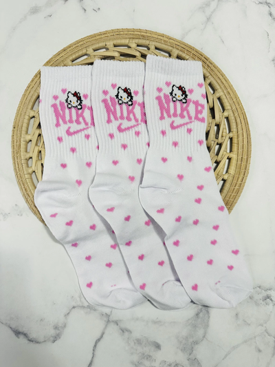 TENIS adulto Nike, Hello Kitty con corazones rosas 