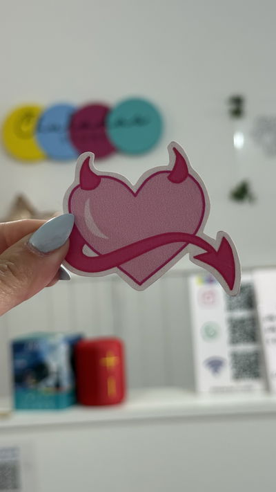 Sticker vinilo “corazón 😈”