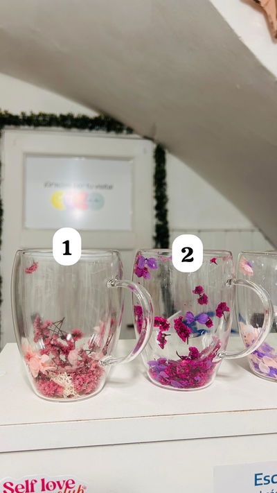 Tazas de vidrio con florcitas