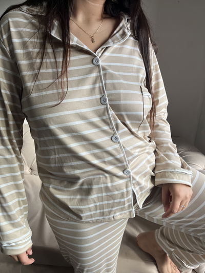 Pijama camisero Beige con líneas blancas  
