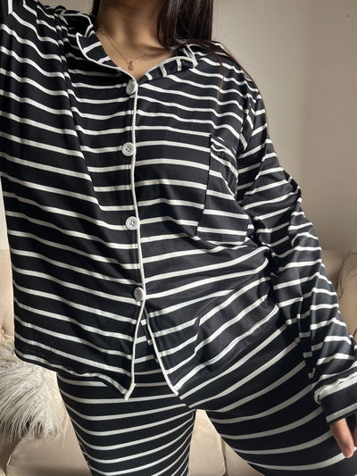 Pijama camisero negro con líneas blancas 