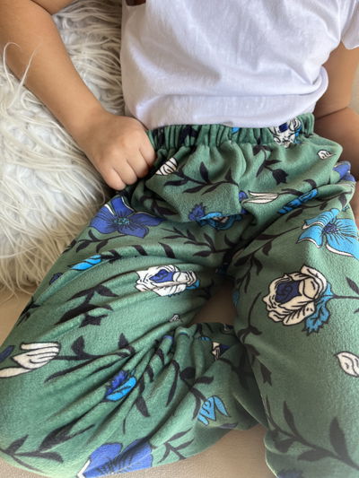 Pantalón plush verde floreado niños