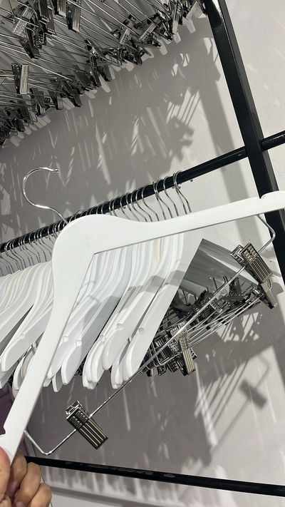 PACK X10 PERCHAS DE MADERA BLANCAS CON GANCHO