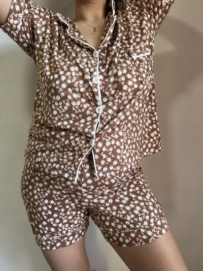 Pijama camisero chocolate con flores