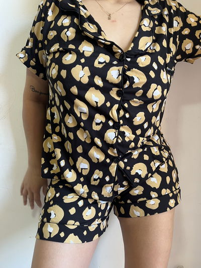 Pijama camisero animal print fondo negro