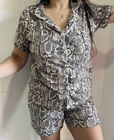 Pijama camisero reptil