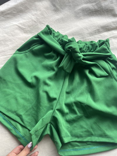 SHORT CREP CON LAZO VERDE