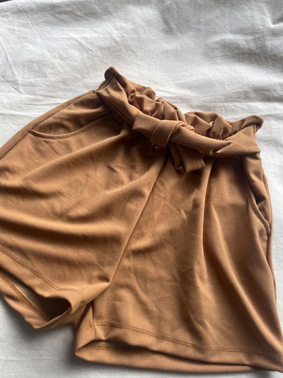 SHORT CREP CON LAZO CAMEL
