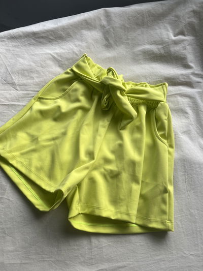 SHORT CREP CON LAZO LIMA