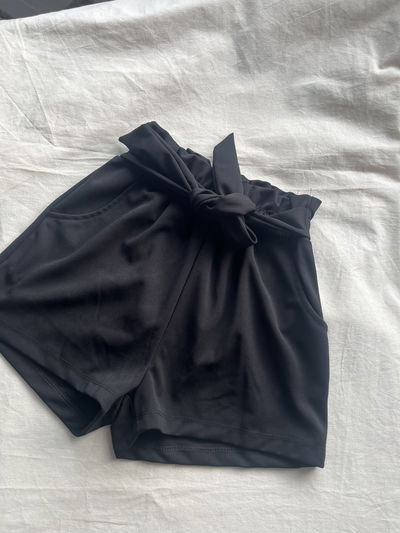 SHORT CREP CON LAZO NEGRO