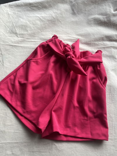 SHORT CREP CON LAZO FUCSIA