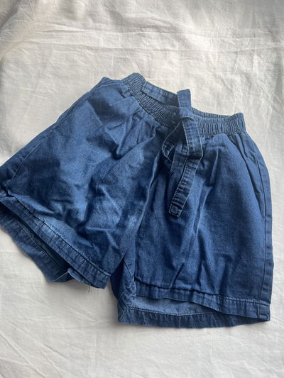 SHORT CON ELASTICO AZUL