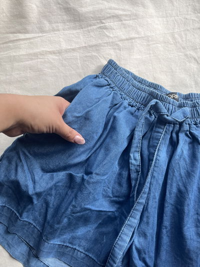 SHORT CON ELASTICO CELESTE