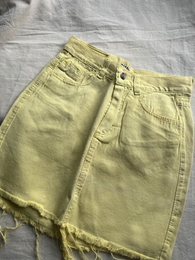 POLLERA RÍGIDA AMARILLA