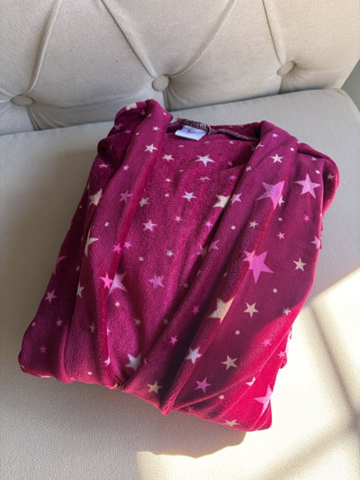Bata de plush bordo estrellas