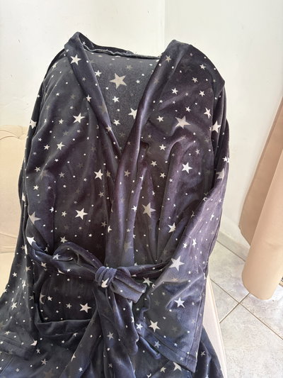 Bata de plush negro estrellas