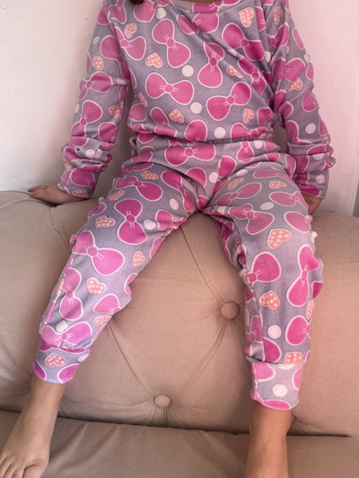 Pijama Plush 3D gris moños rosas NIÑOS 