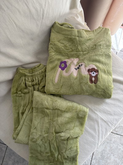 Pijama polar soft verde osita y flor 