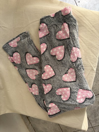 Pantalón polar soft luminoso negro corazones 