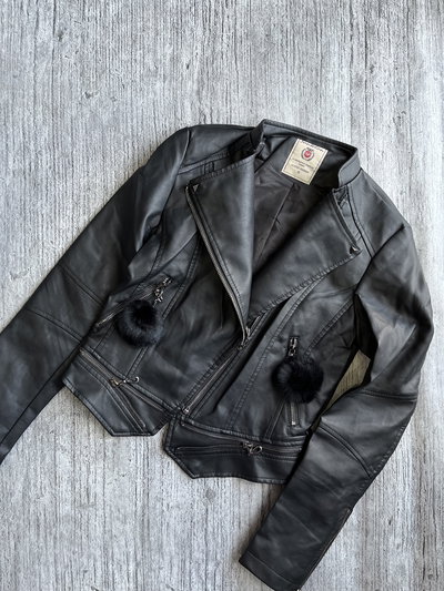 Campera de cuero clásica negra pompón  