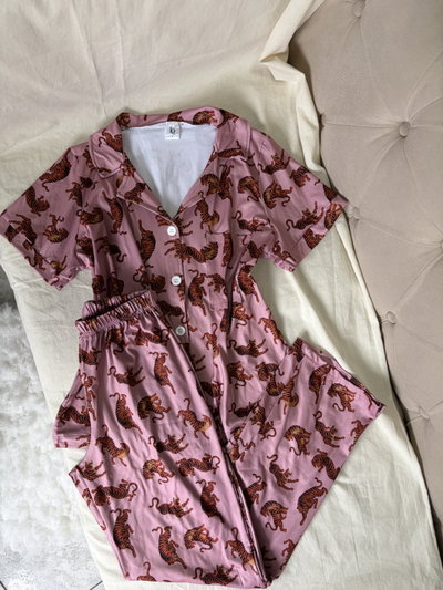 Pijama camisero rosa tigre 