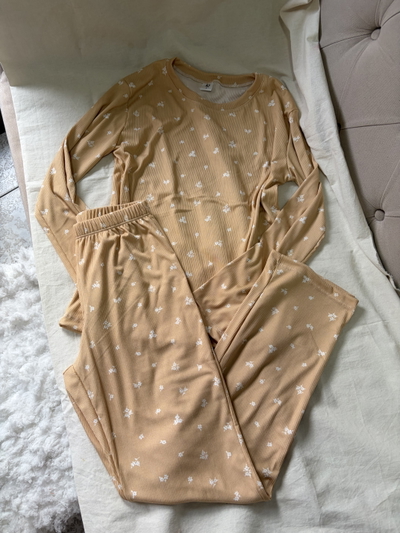 Pijama Nube mangas largas nude florcitas  