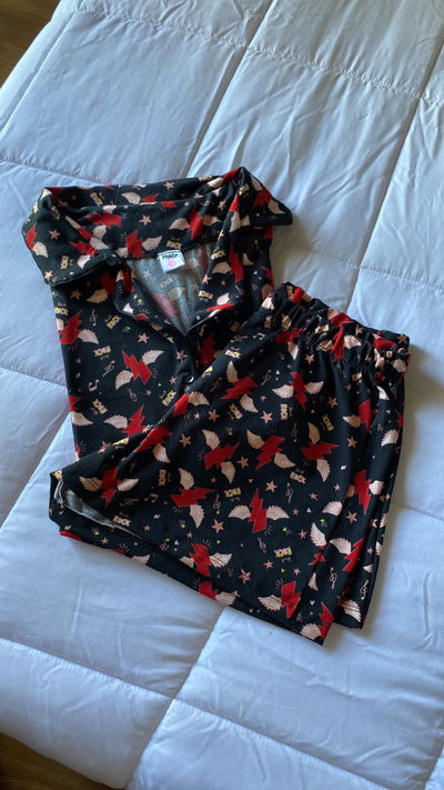 Pijama camisero rayos fondo negro