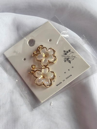 Aro colgante Flor Blanca 