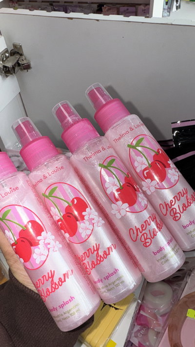 BODY SPLASH CON BRILLO CEREZA O CARAMELO 