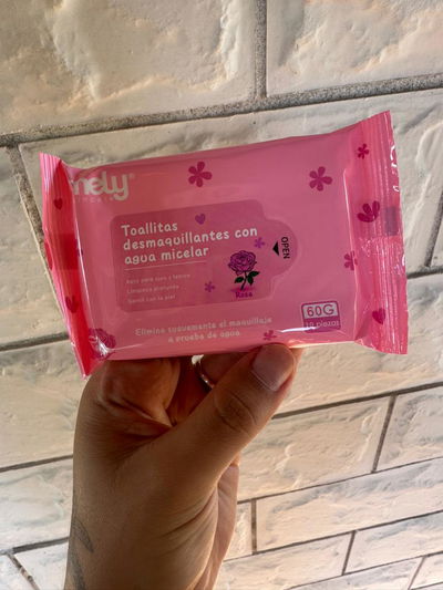 Toallitas desmaquillantes con agua micelar. 