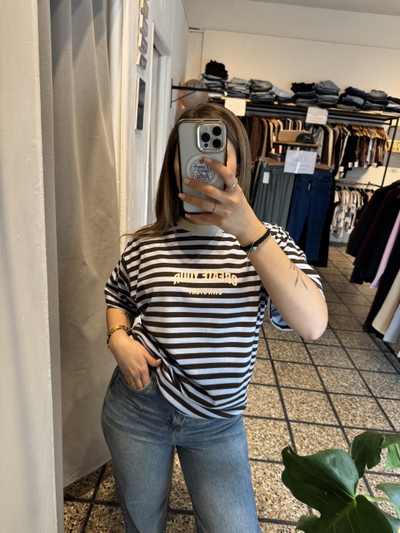 Remera rallada oversize.