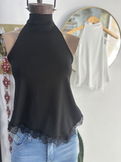 Top microfibra con puntillas en pico