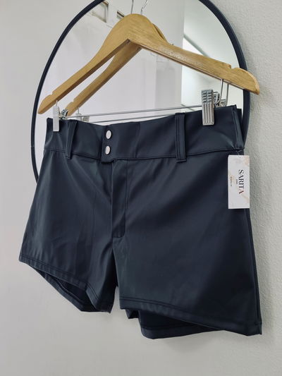 Short engomado botones