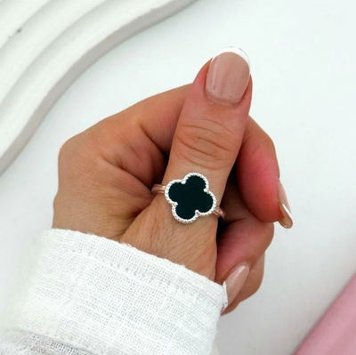 Anillo Modelo Trébol Acero Quirúrgico Blanco Trébol Piedra Negra Talle 19