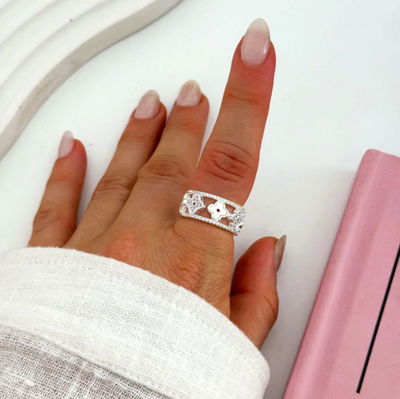 Anillo Modelo Trébol Ajustable Acero Quirúrgico Plateado 17