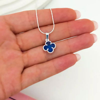 Collar Modelo Trébol Acero Quirúrgico Blanco Color Azul y Blanco