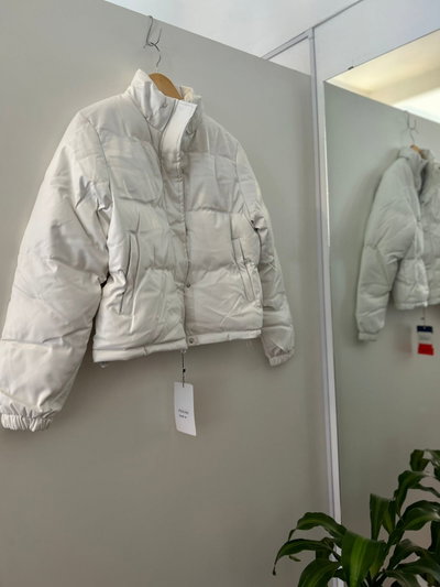 CAMPERA ENGOMADA CON PIEL 